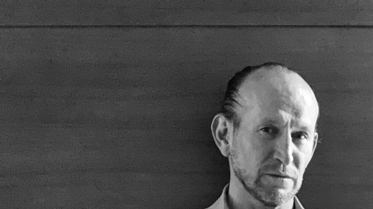 El escritor Efraín Villacís publicó el libro Parque Inglés. El autor es narrador, dramaturgo, crítico y editor.