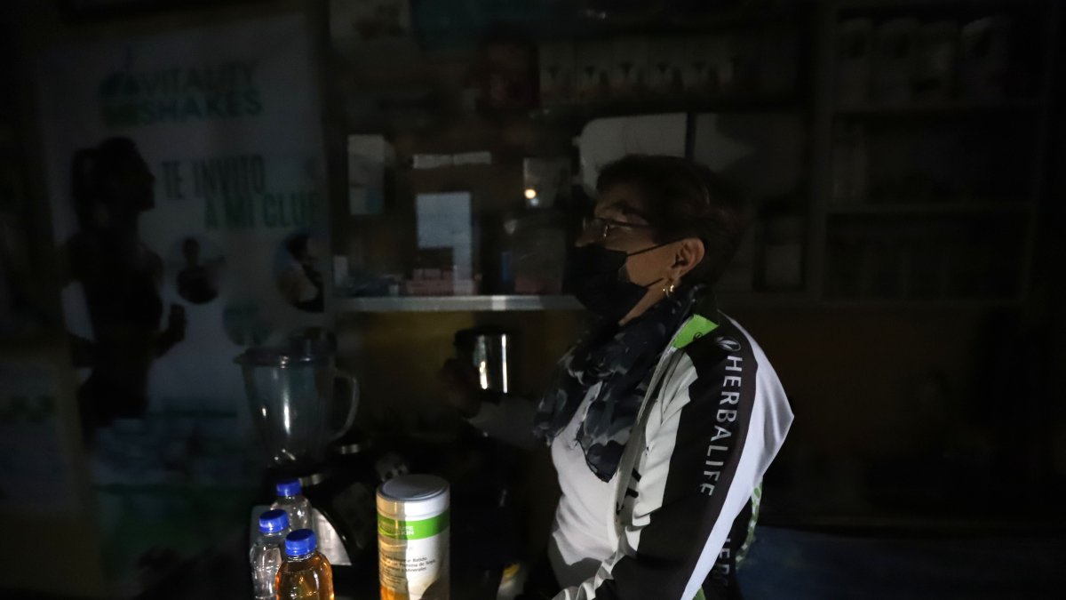 Los apagones complicaron a las actividades de este sábado.