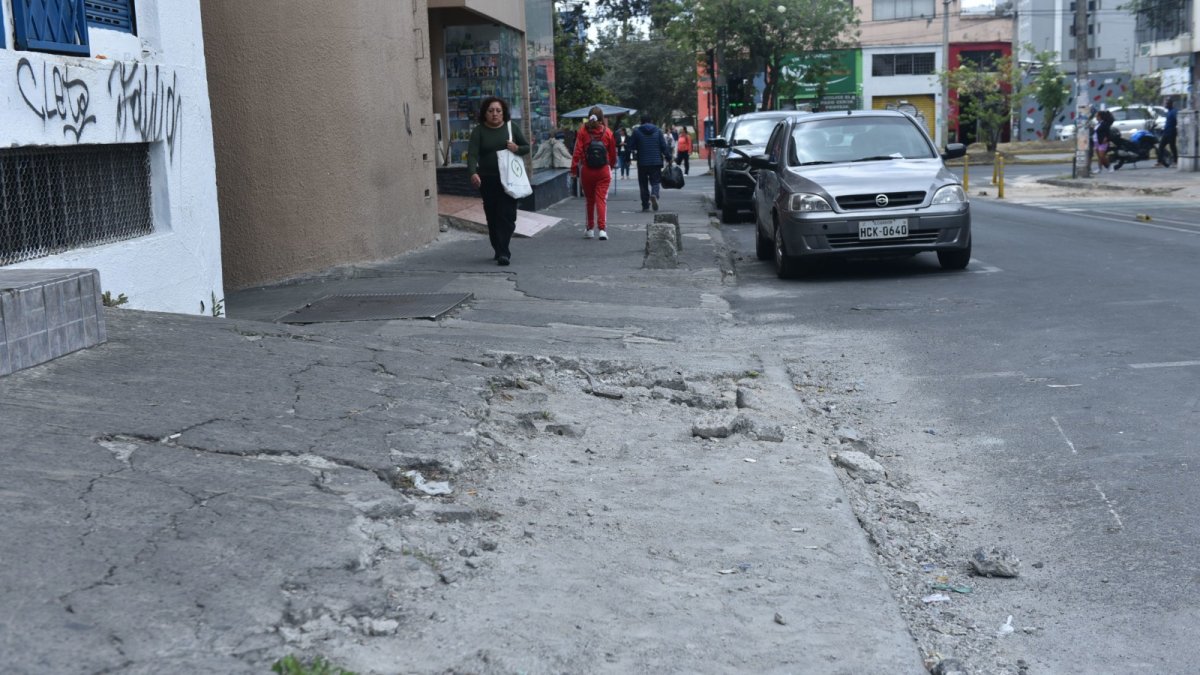 En la avenida 10 de Agosto, parte de la acera ha desaparecido, dejando en su lugar arena y un bache de aproximadamente dos metros.