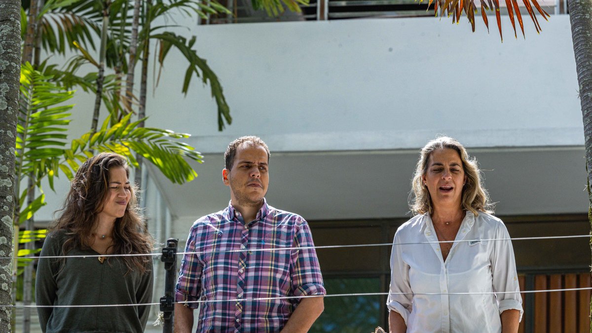 Claudia Macero (i), Pedro Uchurrurtu (c) y Magalli Meda, asilados en la residencia del embajador de Argentina -bajo protección de Brasil- en Caracas.