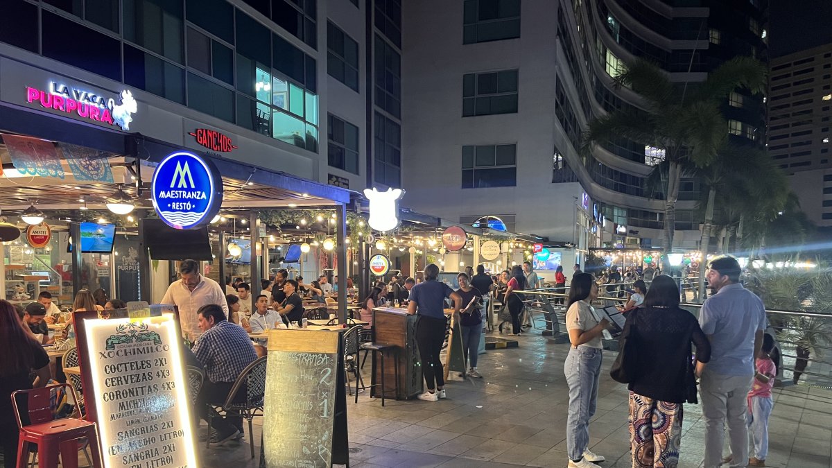 Promociones. Los locales que están ubicados en el cerro Santa Ana ofrecen promociones a sus clientes.