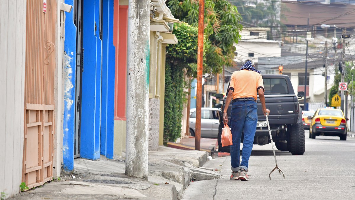 Como se muestra en la imagen, las veredas están llenas de trabas y grietas que dificultan la movilidad.