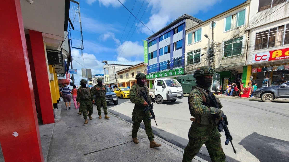 Resguardo. Los uniformados de las Fuerzas Armadas también recorren las calles de Zaruma, en El Oro, como medida preventiva y de control de los grupos criminales en la zona.