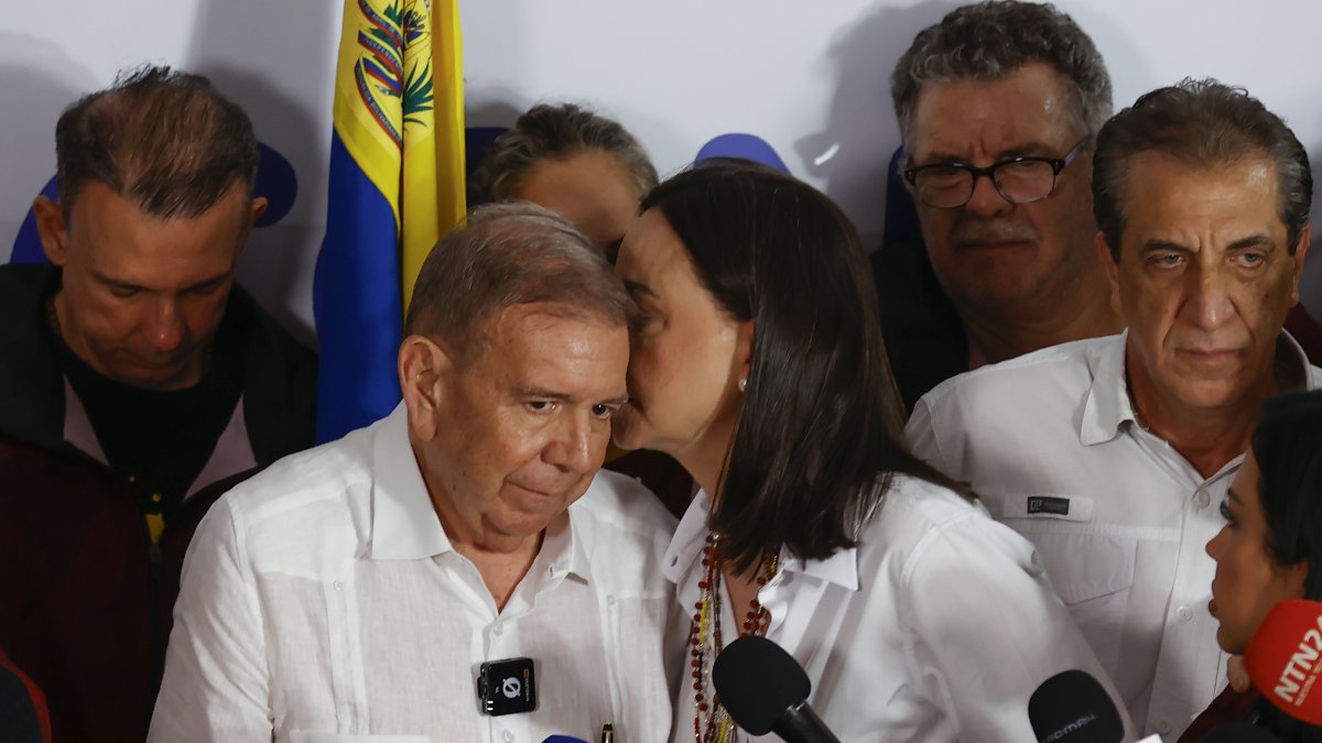 El candidato presidencial opositor Edmudo González Urrutia, junto a la líder opositora venezolana María Corina Machado.
