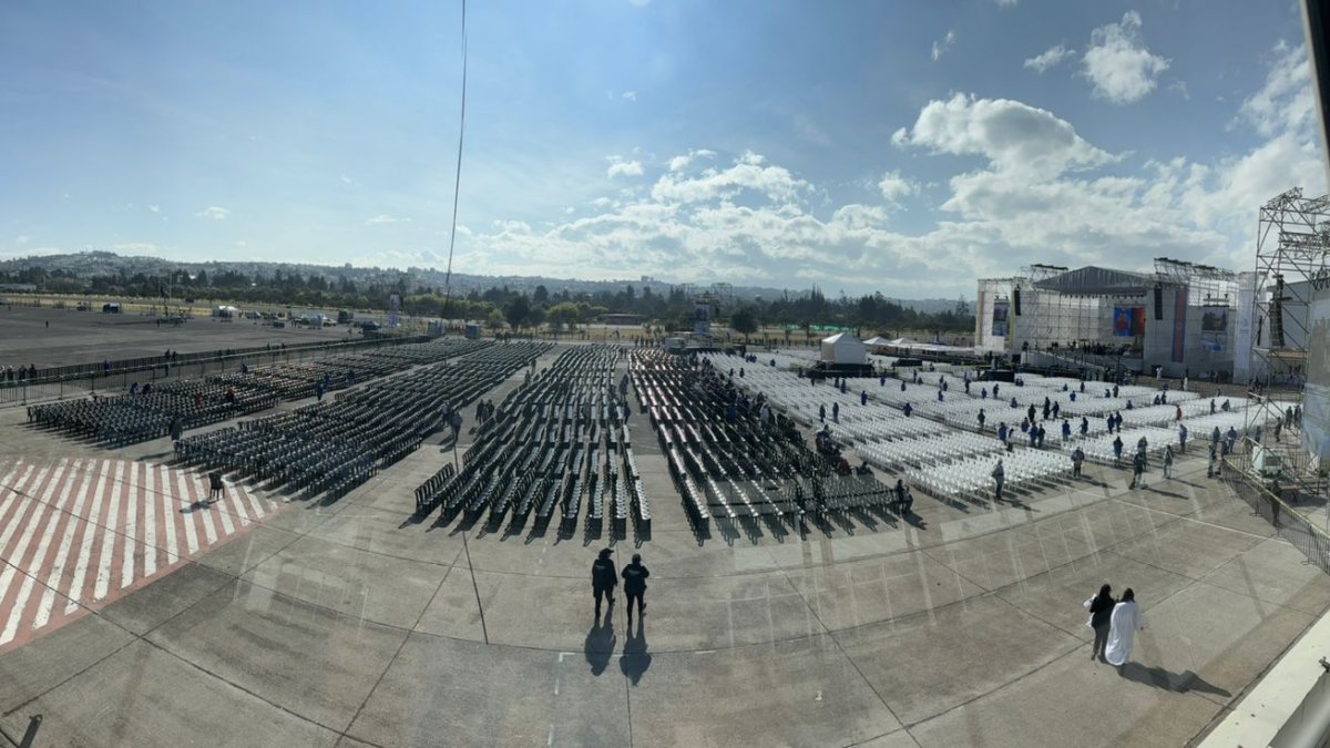 Cientos de sillas se colocaron en la antigua pista del aeropuerto, en el parque Bicentenario, para que los fieles asistan a la misa campal de inauguración del Congreso Eucarístico.