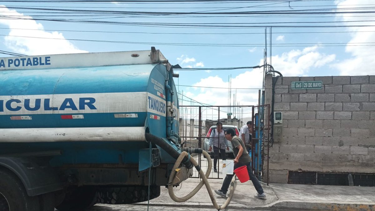 Los tanqueros dotaron de agua a los barrios de San Antonio afectados por el corte del líquido vital.