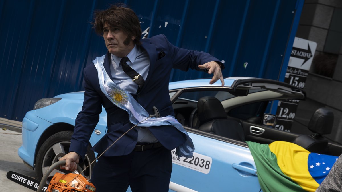 Ademar Rodrigues Meireles, más conocido como “Milei de Floripa”, sostiene una motosierra en la ciudad de São Paulo, en Brasil.