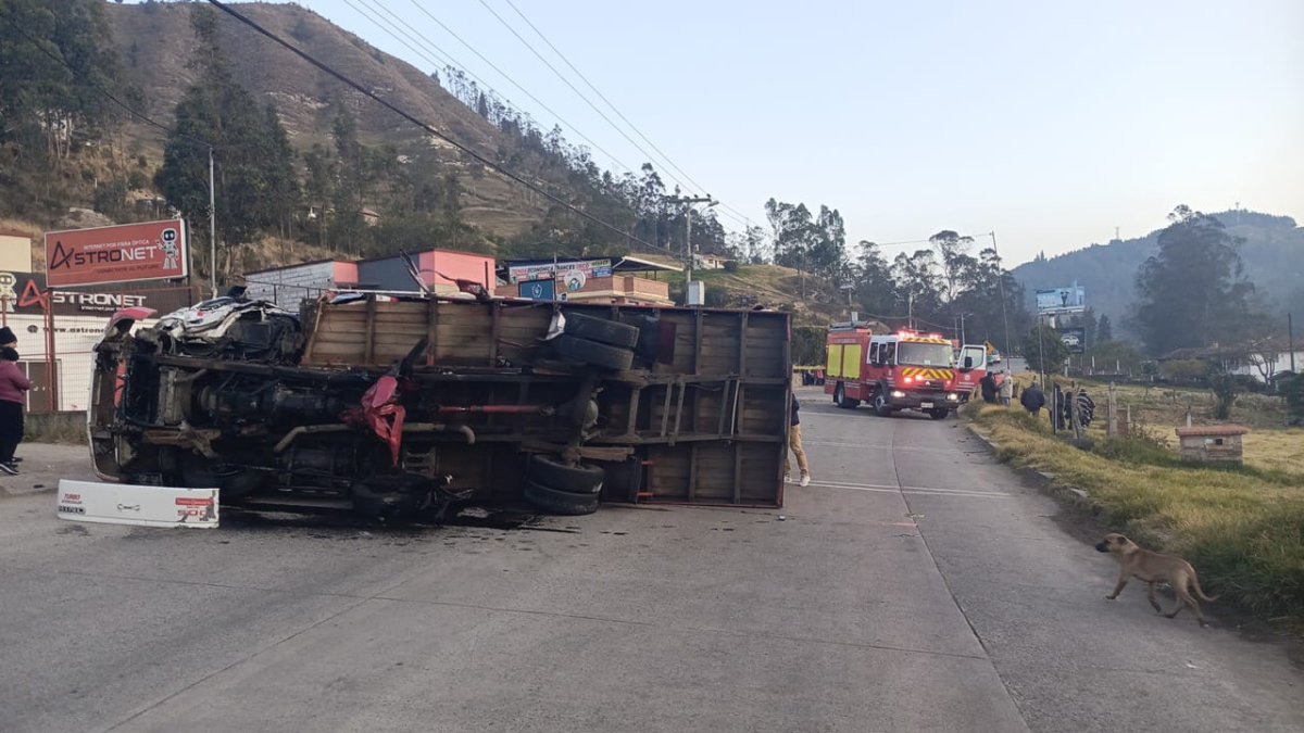 Así quedó el vehículo pesado tras el impacto con la camioneta.