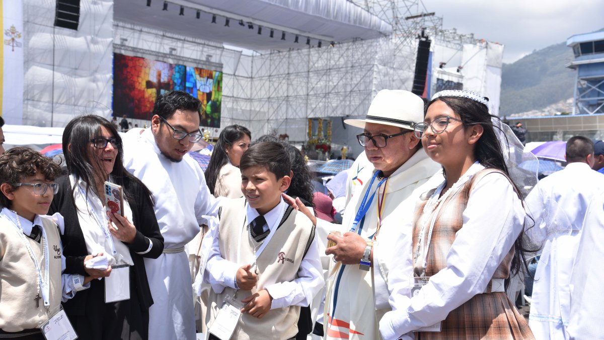 Los jóvenes llegaron con sus uniformes del colegio y guantes blancos para realizar la primera comunión masiva en el Congreso Eucarístico.