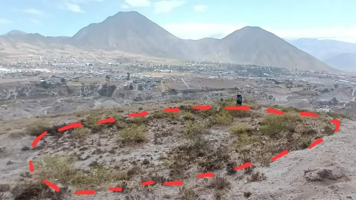 Uno de los discos líticos habría sido parcialmente afectado por la construcción de un paso carrozable.