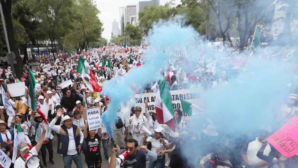 Trabajadores del poder judicial protestan este domingo 8 de septiembre en el exterior de la Cámara de Senadores, en Ciudad de México.
