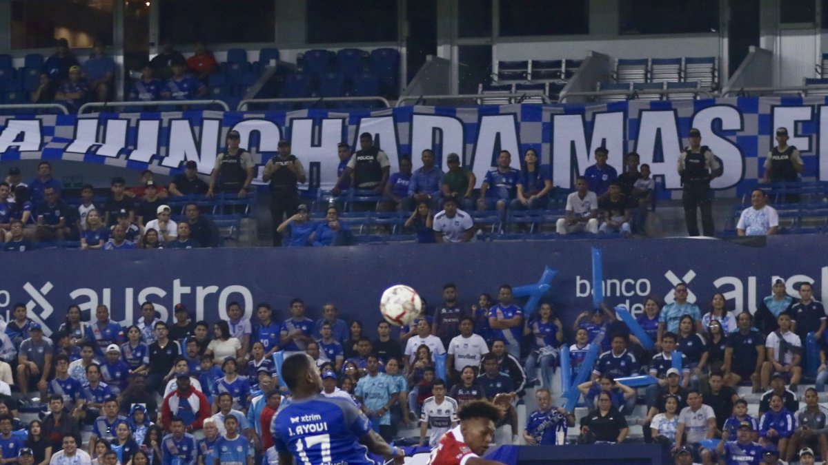 En el estadio Capwell, Emelec y Técnico Universitario disputan el choque por la Copa Ecuador.