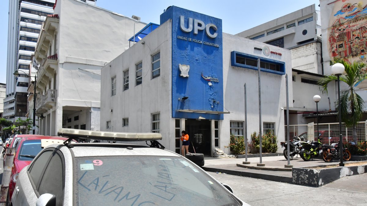 Polvo. En la UPC de Víctor Manuel Rendón y Panamá, varios vehículos de la Policía Nacional se encuentran fuera de servicio y llenos de suciedad. 