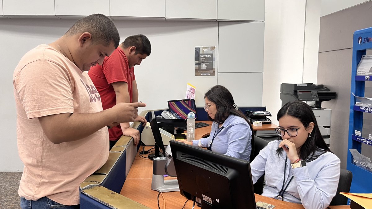 Acreditaciones. Muchos contribuyentes aún esperan que el SRI realice las devoluciones de sus impuestos retenidos en sus cuentas bancarias.