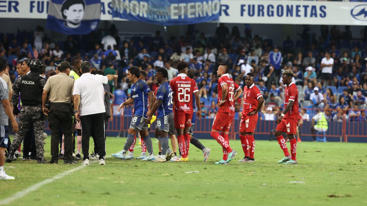 Los jugadores de Emelec y Técnico Universitario esperaron en el campo de juego.