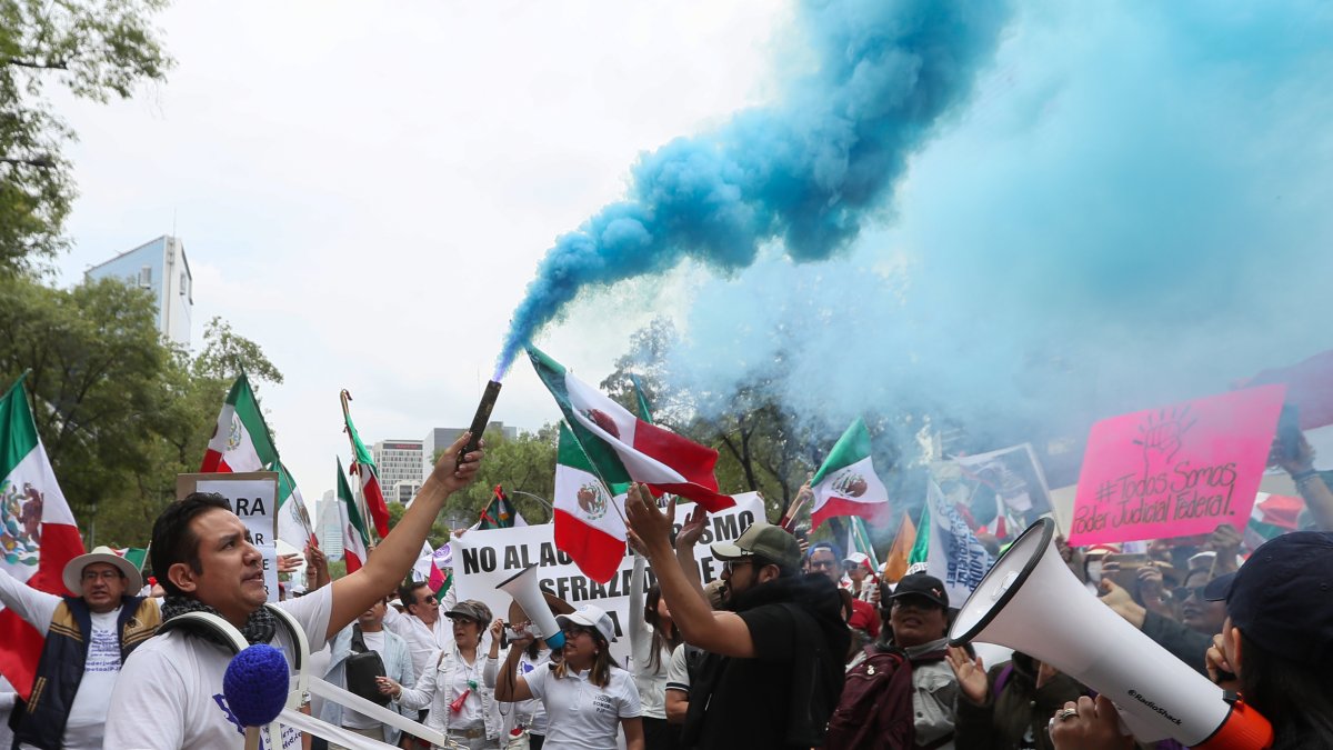 Manifestantes protestan frente a la Cámara de Senadores este domingo 8 de septiembre en la Ciudad de México (México).