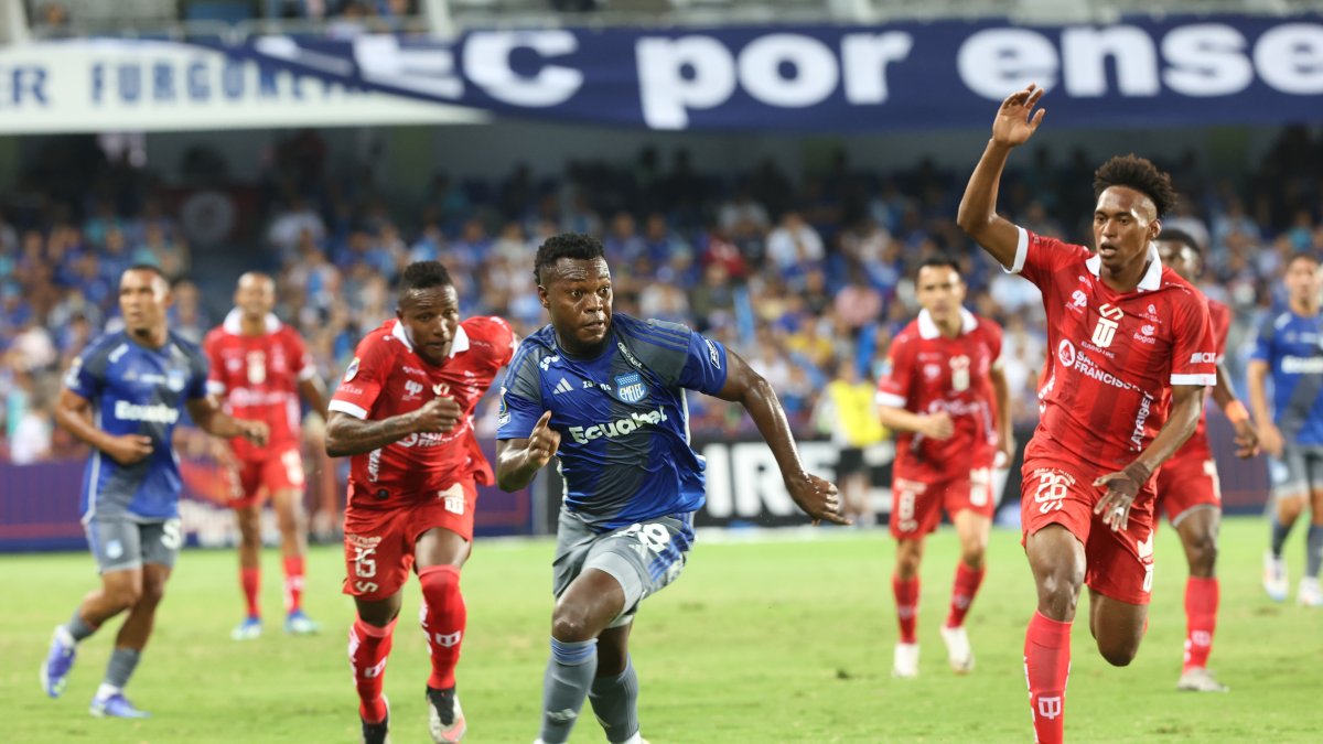 En el tiempo regular, Emelec y Técnico Universitario empataron 0-0.