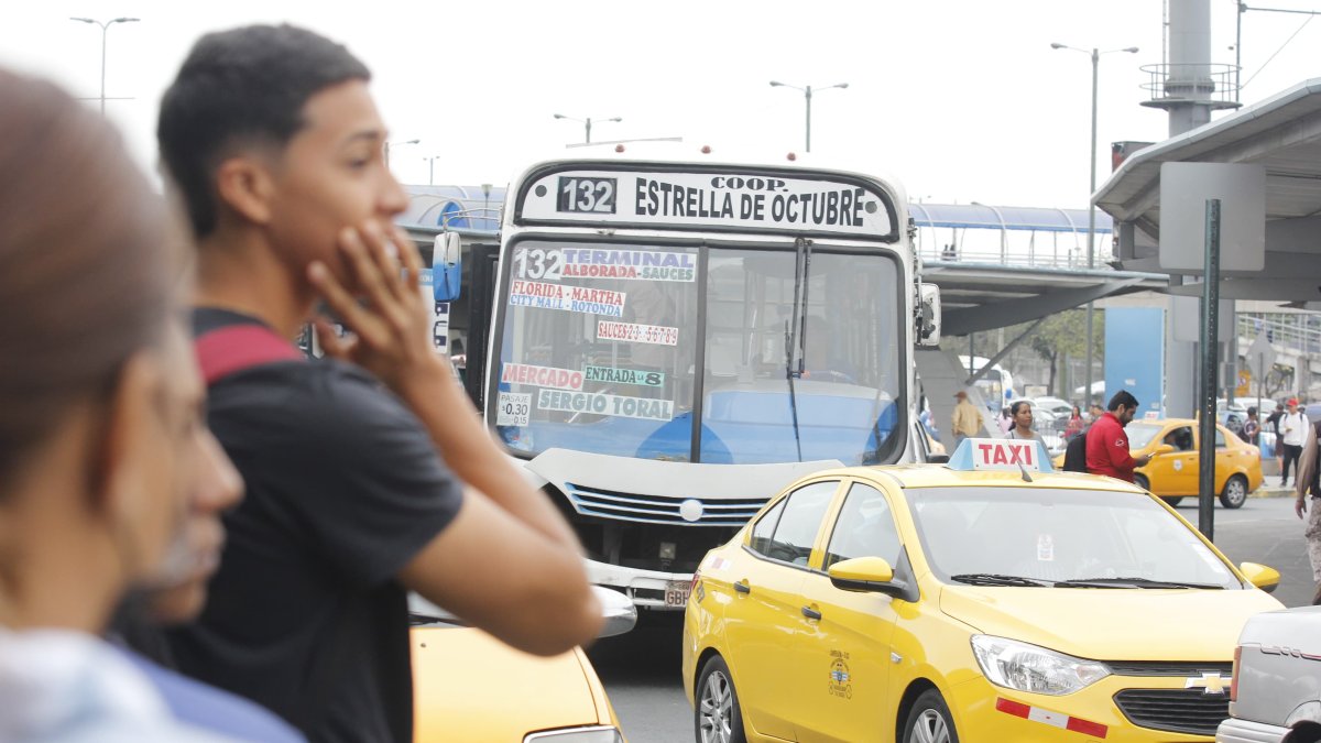 Ciudadanos buscan otras alternativas para llegar a sus destinos.