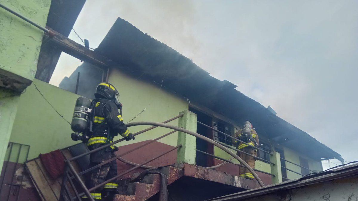 El incendio estructural afectó el segundo piso de una vivienda.