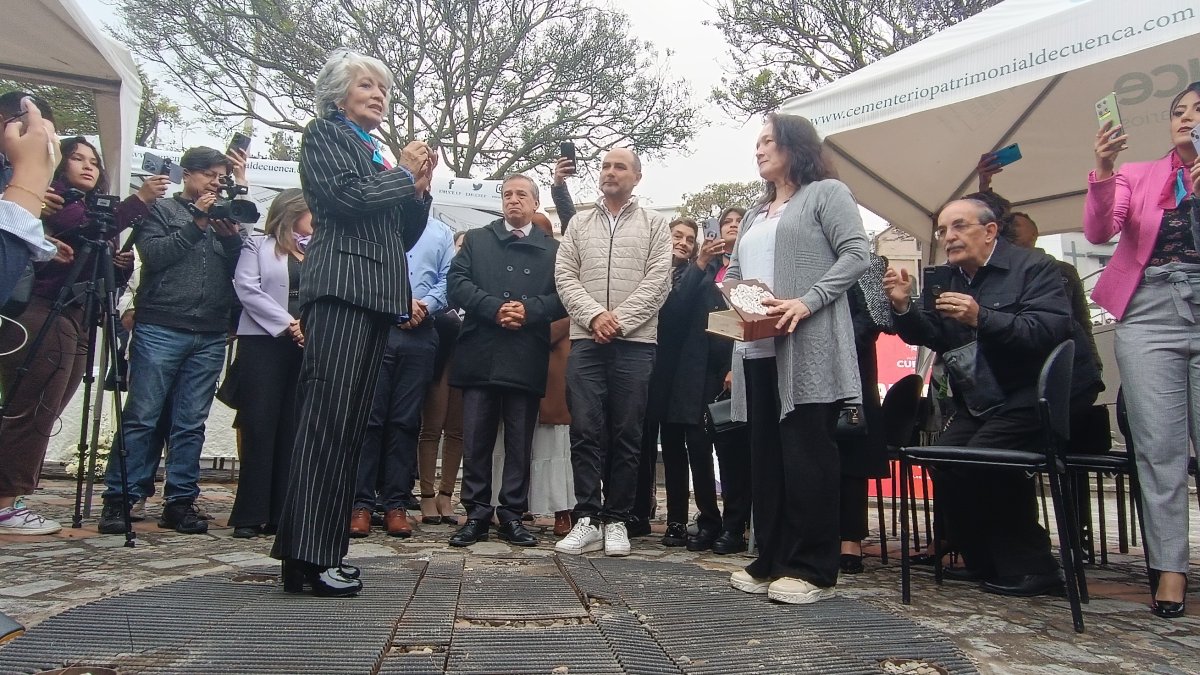 Sonia Salamea, coordinadora de la Red de Familias Víctimas de Femicidio, puso la primera piedra de lo que será el memorial.