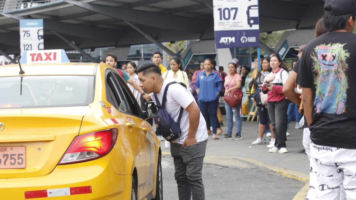 El paro de transportistas en Guayaquil afecta, entre otros, a los estudiantes.