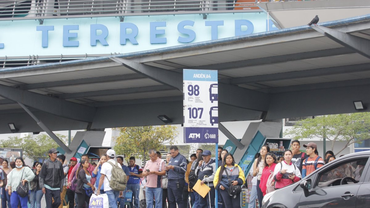 Cientos de personas estuvieron por varias horas en la Terminal Terrestre buscando cómo transportarse
