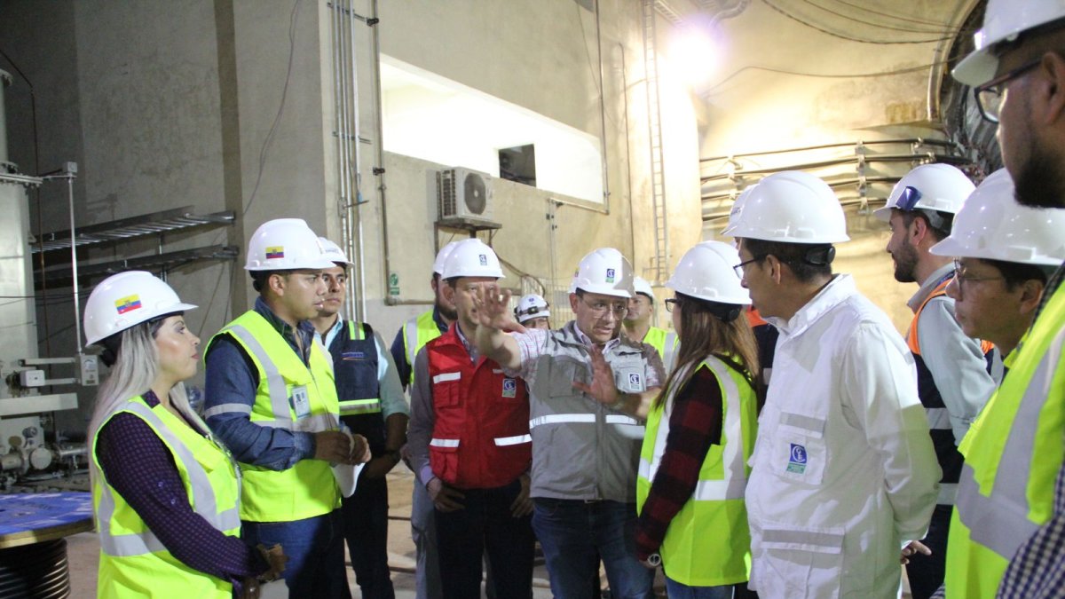 El contralor Mauricio Torres recorrió las las centrales de generación de electricidad.