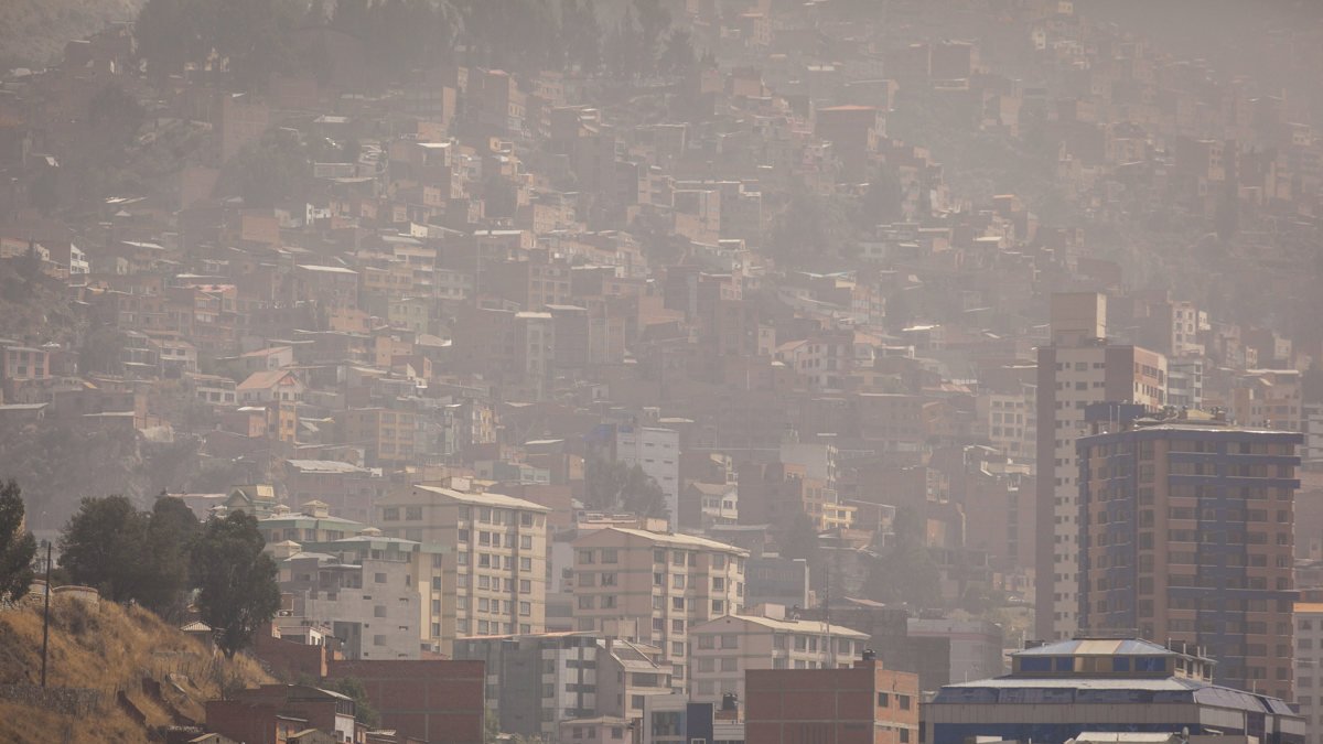 La ciudad de La Paz cubierta por una capa de humo ocasionada por los incendios.