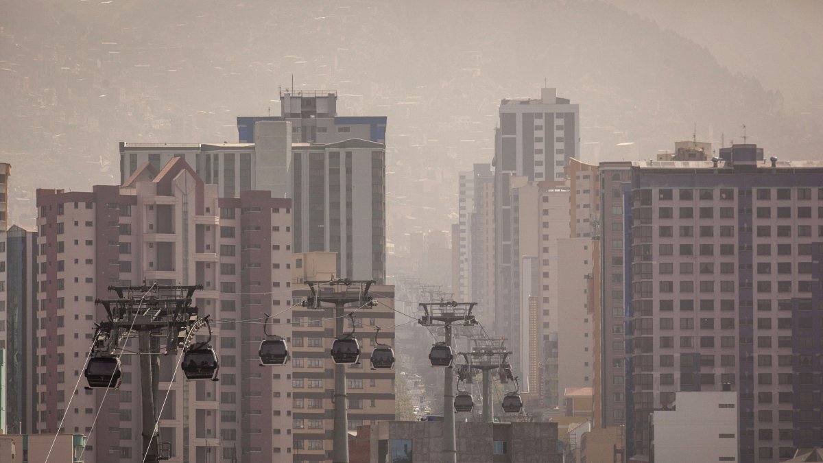 Una zona en la ciudad de La Paz (Bolivia), cubierta por una capa de humo ocasionada por los incendios.