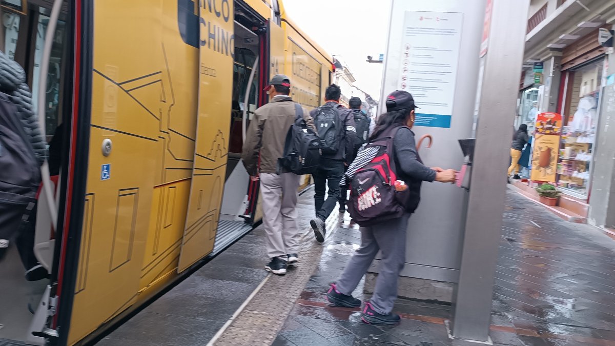 Medida. La ciudadanía podrá pagar con cualquiera de sus tarjetas de los medios de transporte.