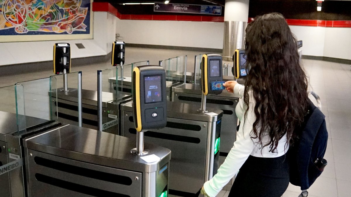 Las tarjetas contarán con un código QR en la parte posterior, que los usuarios deberán pasar por los lectores que hay en las 15 estaciones