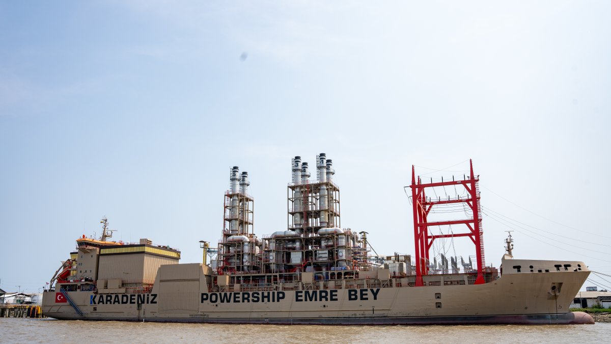 Fotografía aérea de la barcaza Emre Bey que inicia pruebas de generación eléctrica para entrar en operación en los próximos días.