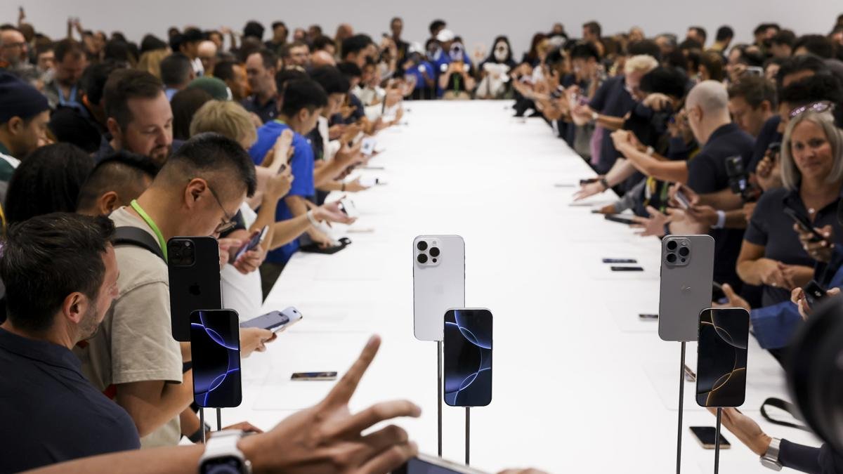 Una exhibición de los nuevos modelos Apple iPhone 16 en el evento de lanzamiento de producto 'Glowtime' de Apple en el campus de Apple Park en Cupertino, California, EE. UU., 9 de septiembre de 2024.