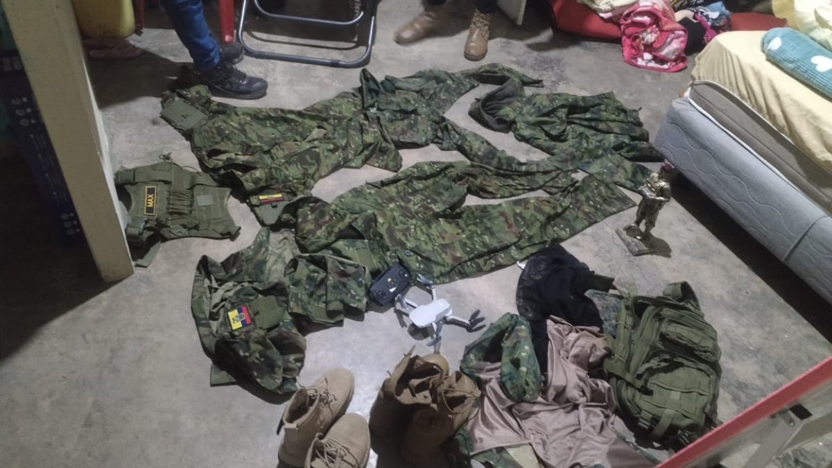 Prendas militares se encontraron en una vivienda donde no se pudo justificar su tenencia.
