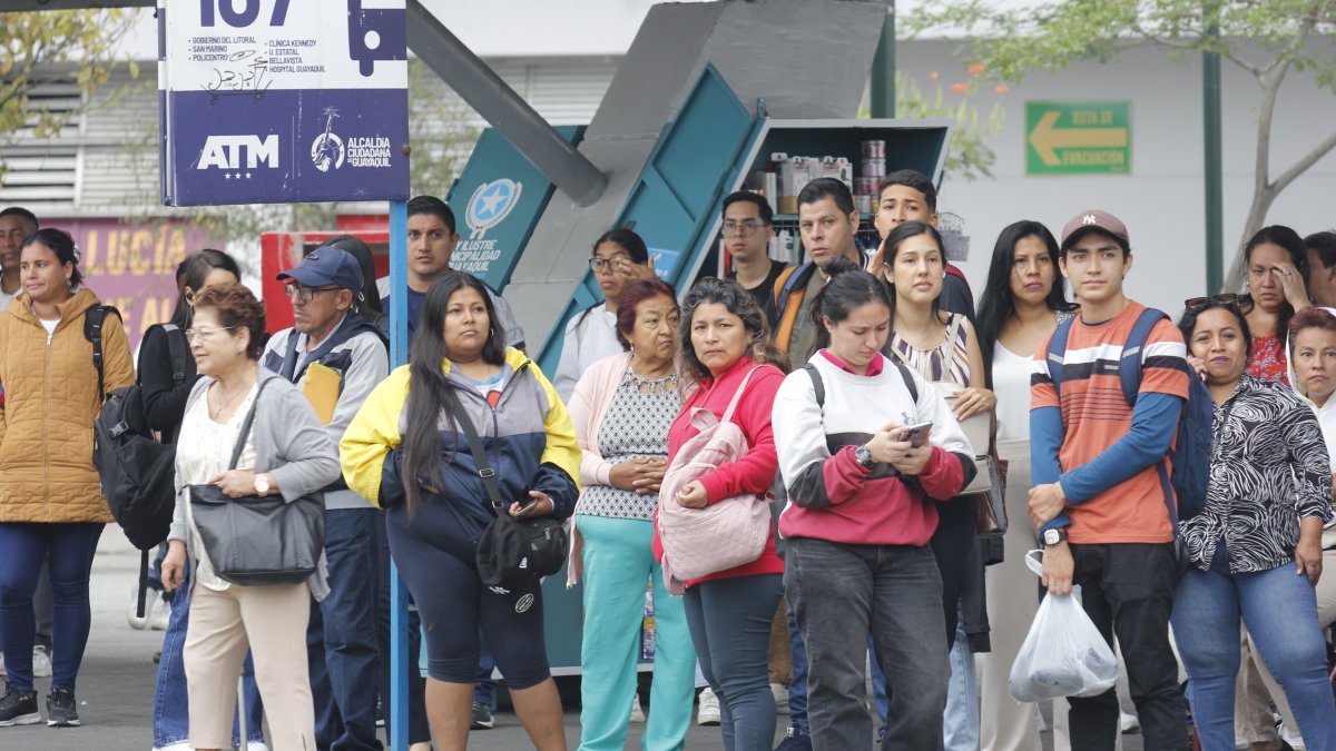 Usuarios esperando movilización para sus destinos, en el Terminal de Guayaquil