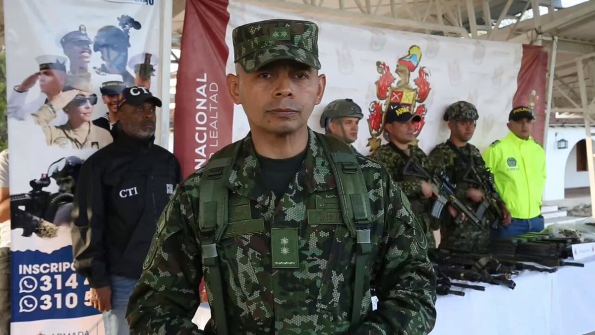 Integrantes de las Fuerzas militares, custodiando armamento incautado durante un operativo contra guerrilleros de las disidencias de las FARC en zona rural del municipio de Timbiquí (Colombia).