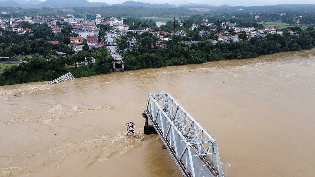 Una vista aérea del puente Phong Chau parcialmente colapsado hacia el Río Rojo, en la provincia de Phu Tho, al norte de Vietnam, el 9 de septiembre de 2024.