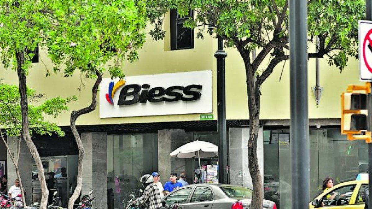 El BIESS recibe en sus oficinas a personas que solicitan diversos créditos.