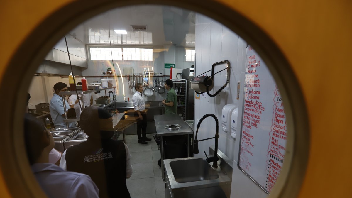 Inspección. El director de Arcsa, Daniel Sánchez, realiza junto a técnicos una inspección al restaurante Kuntur, donde se observa la debida limpieza.