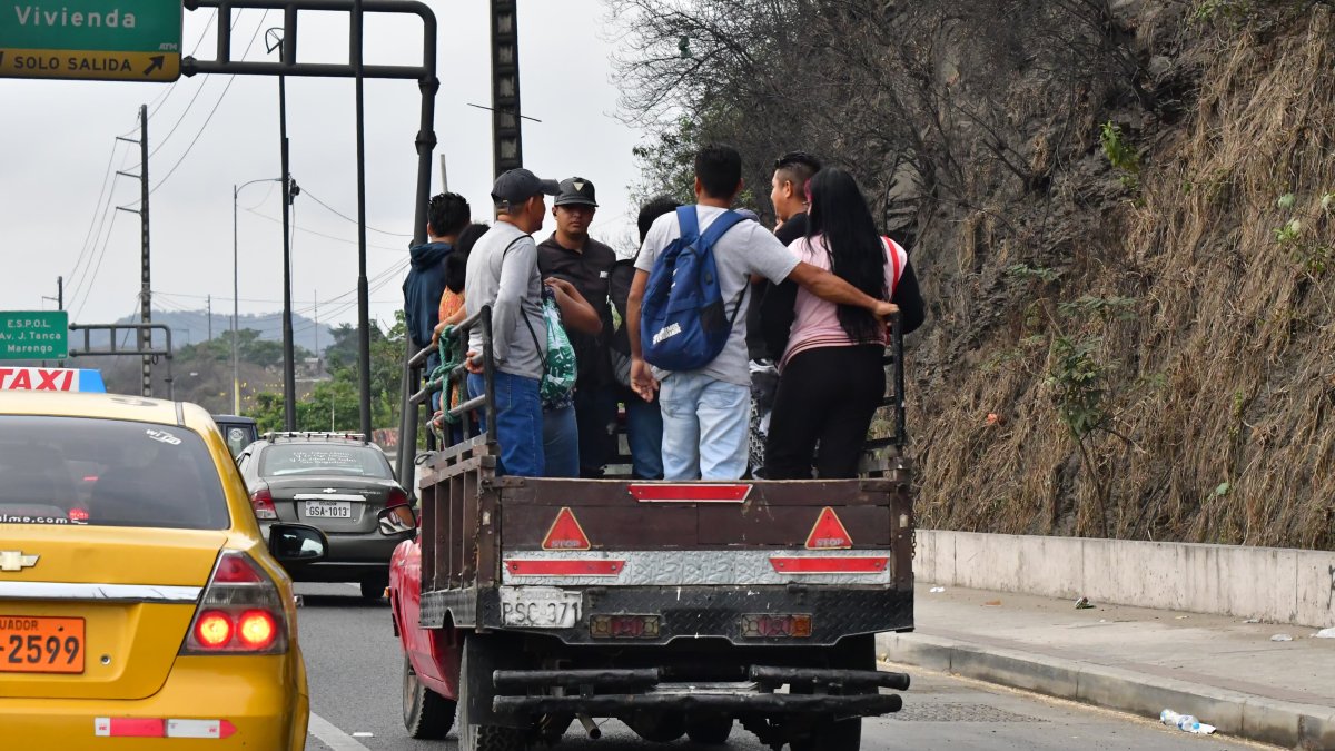 Los ciudadanos, en la desesperación de movilizarse a distintos puntos de la ciudad, han optado por subirse a taxirutas, camionetas y furgonetas que ofrecen el servicio de transporte