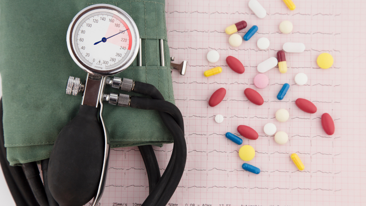 La regularidad en la toma de medicamentos es clave para controlar la presión arterial.