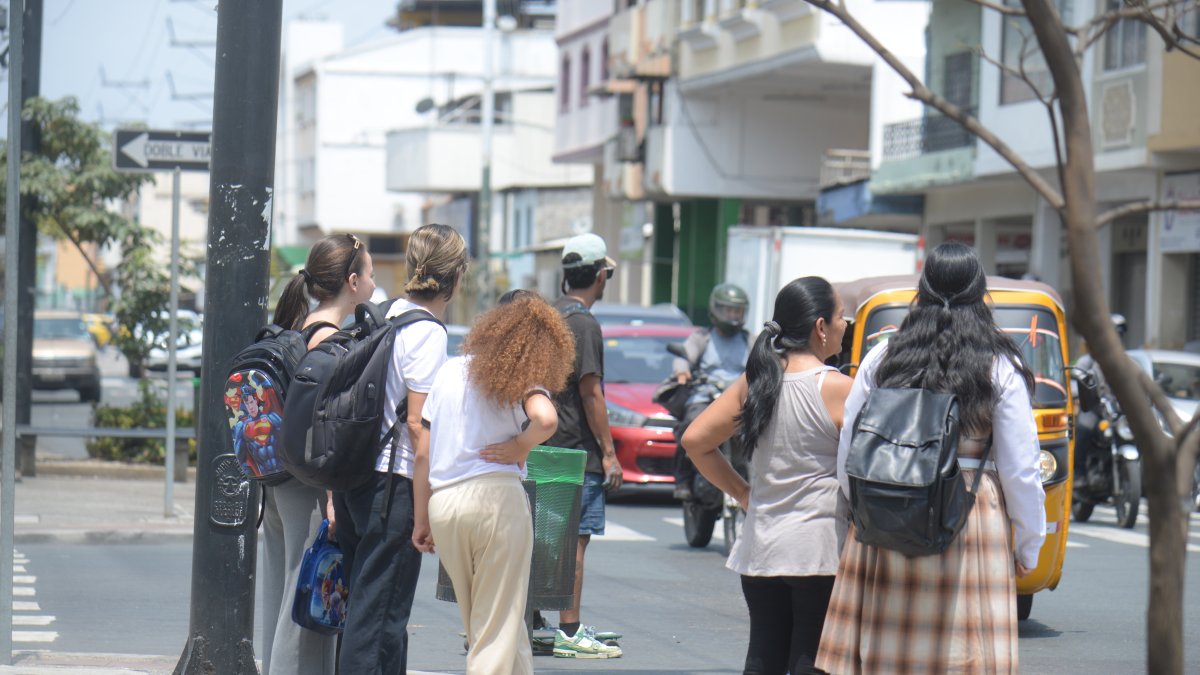 Los padres de familia acompañan a los estudiantes con la incertidumbre de cómo van a movilizarse.
