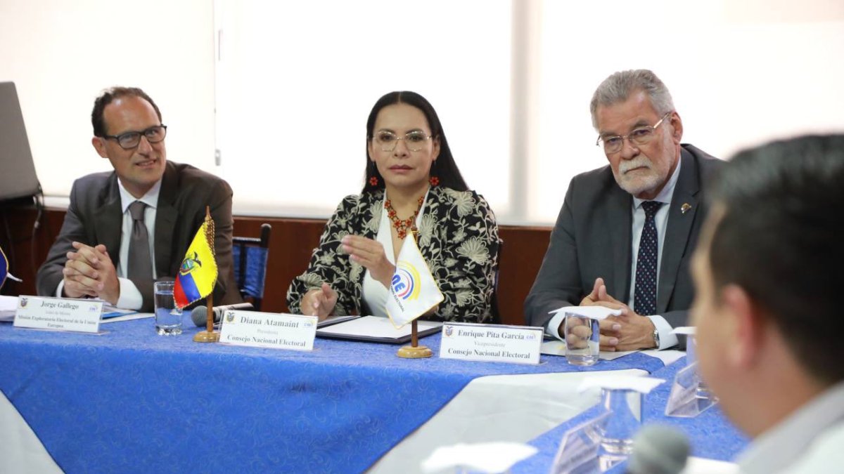 La presidenta del CNE, Diana Atamaint, se reunió con los delegados de la Unión Europea.