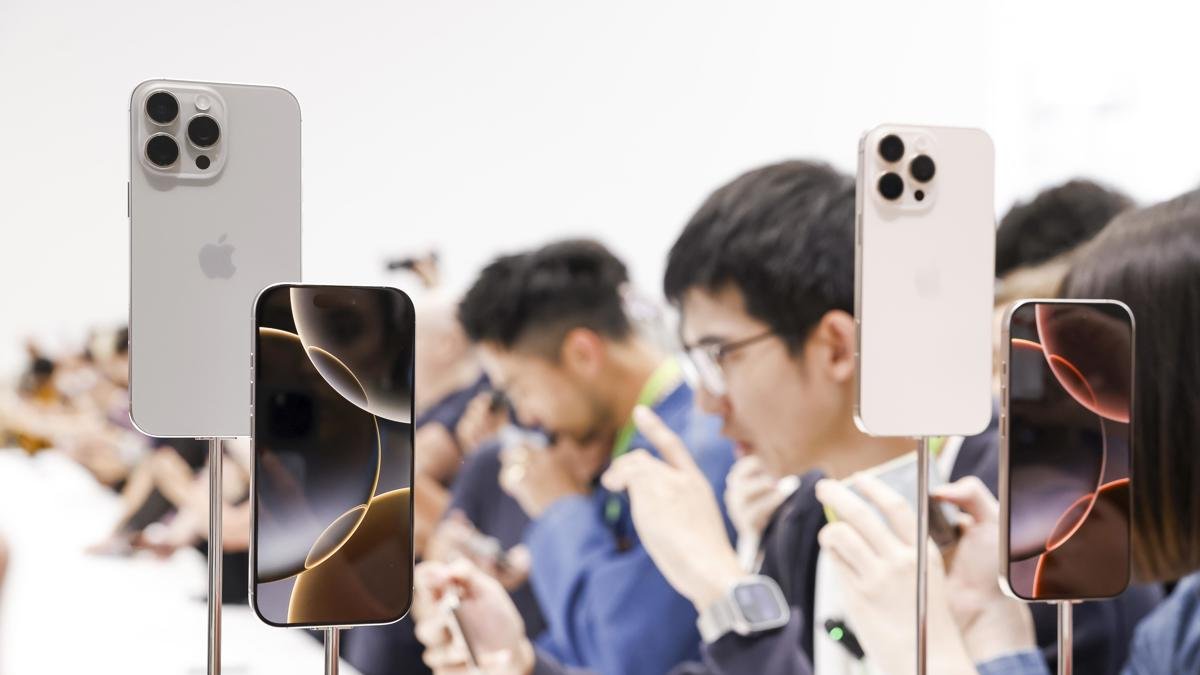 Una exhibición del nuevo modelo iPhone 16 en el evento anual de Apple.