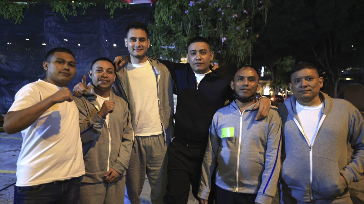 Un grupo de presos políticos nicaragüenses, liberados y enviados a Guatemala.