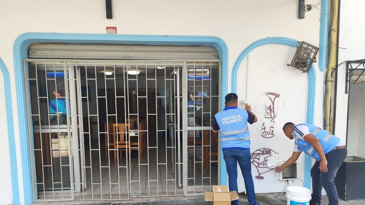 Dirección de Justicia y Vigilancia pinta de blanco pared vandalizada.