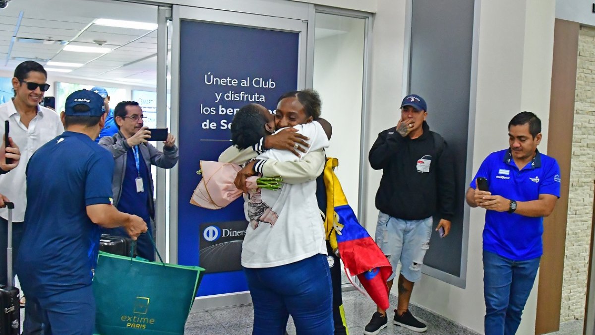 La bimedallista de oro paralímpica se fundió en un abrazo que pareció interminable con su madre, doña Narcisa España.
