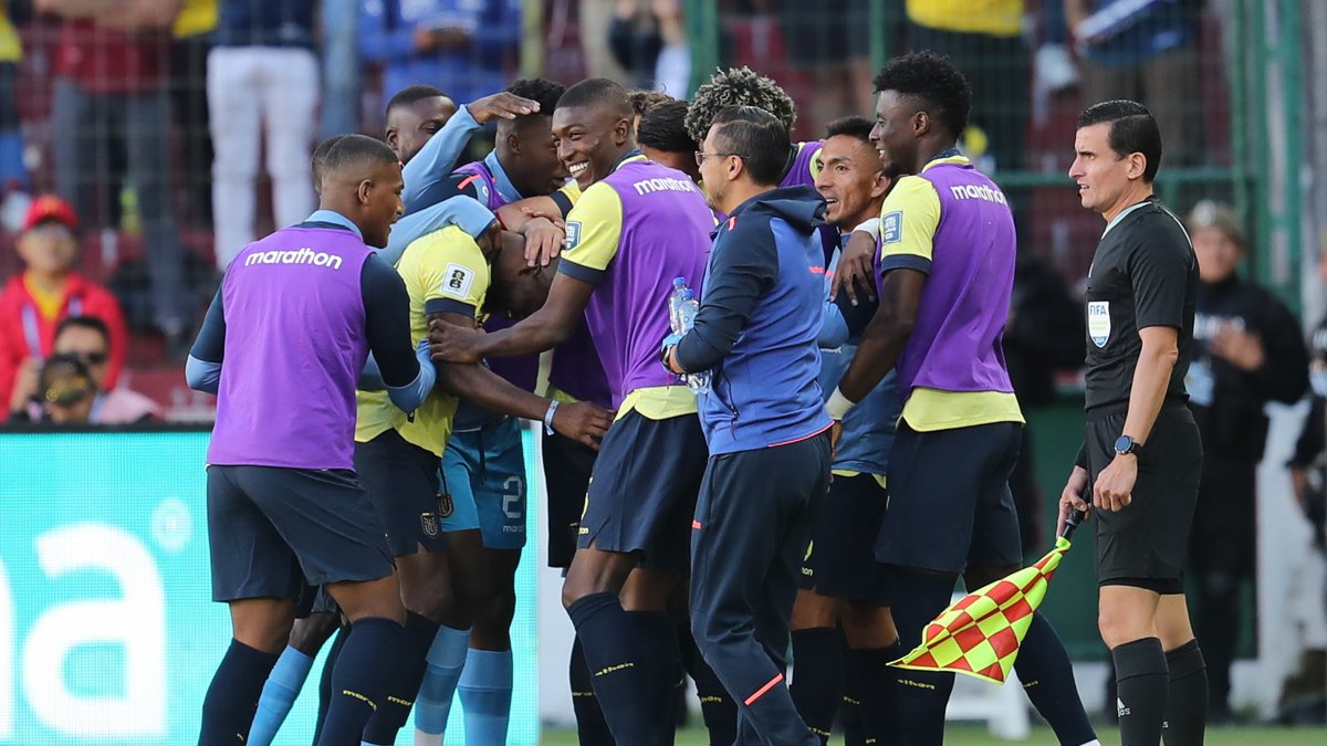 Enner Valencia (2-i) de Ecuador celebra su gol este martes, en un partido de las eliminatorias sudamericanas para el Mundial de 2026 entre Ecuador y Perú en el estadio Rodrigo Paz Delgado en Quito (Ecuador).