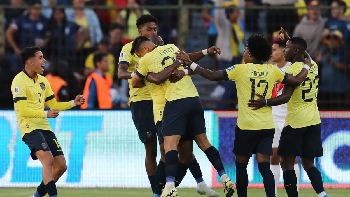 Enner Valencia (c) de Ecuador celebra su gol este martes, en un partido de las eliminatorias sudamericanas para el Mundial de 2026 entre Ecuador y Perú en el estadio Rodrigo Paz Delgado en Quito (Ecuador).