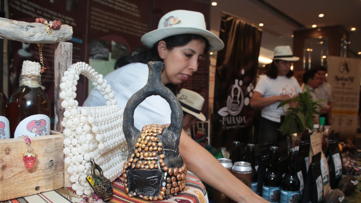 Origen. Una réplica de la botella en la que encontraron restos de cacao y que demostró que en Palanda, Zamora Chinchipe, Ecuador, está el origen del cacao.